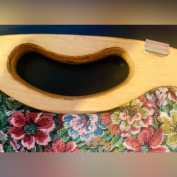 Vintage Floral Tapestry and Wooden Handle Handbag - Picture 3 of 15